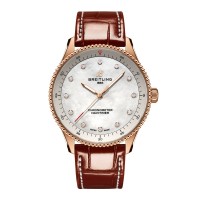 Réplique de femme Breitling Navitimer 32 mm, bracelet en nacre blanche façon crocodile, or rouge 18 carats R77320E61A1P1